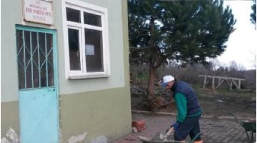 Eşme Ahmediye K&ouml;y Cami'sinde &Ccedil;evre D&uuml;zenlemesi Yapılıyor