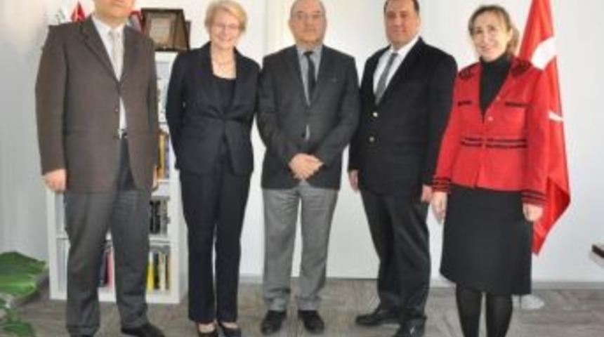 Abd B&uuml;y&uuml;kel&ccedil;iliği K&uuml;lt&uuml;r Ataşesi Katherine Van De Vate İzmir &Uuml;niversitesi'nde