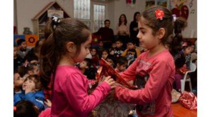 Muratpaşalı Miniklerden Karne Hediyesi