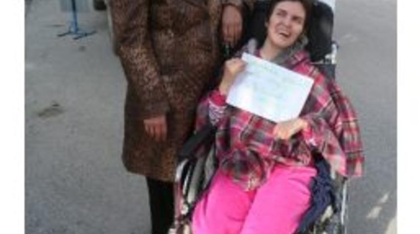 Vatandaşlık G&ouml;revini Yerine Getirmek İsteyen Engelli Hanife&rsquo;nin Annesi Y&uuml;ksek Se&ccedil;im Kurulu&rsquo;ndan Destek İstedi