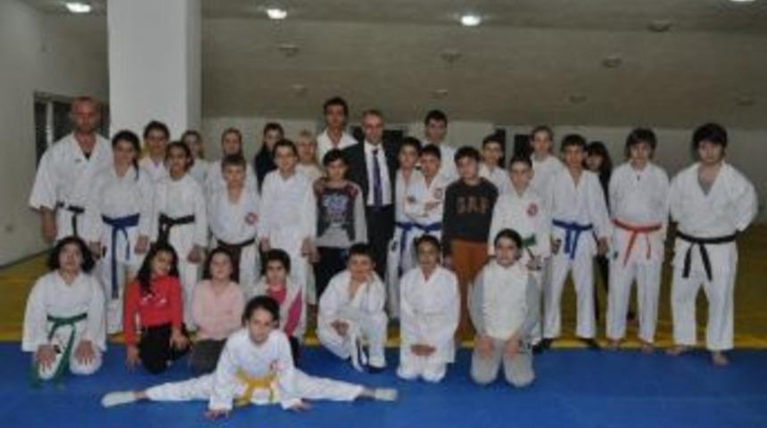 Başkan &Ccedil;imenoğlu Karatecileri Kutladı