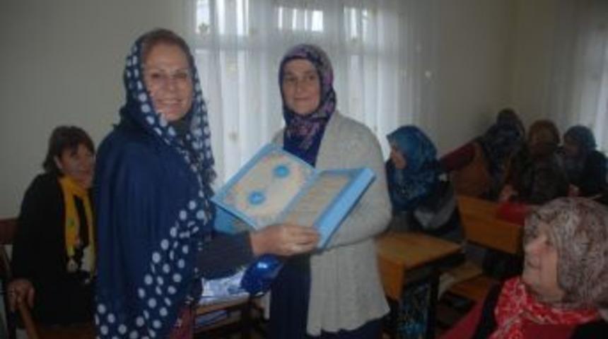 Chp&rsquo;li Başkanın Eşine Baş&ouml;rt&uuml;s&uuml; Ve Kur&rsquo;an-ı Kerim Hediye Ettiler