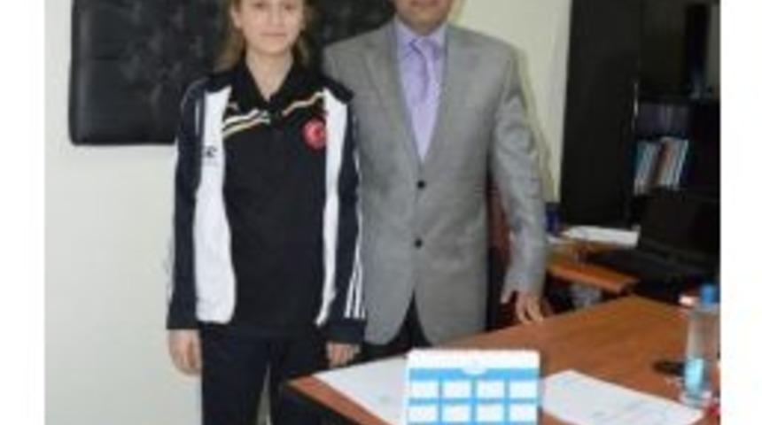 Spor M&uuml;d&uuml;r&uuml; D&uuml;bek'ten Milli Sporcuya &Ouml;d&uuml;l