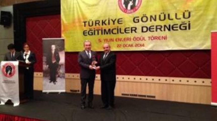 Yılın Valisi &Ouml;d&uuml;l&uuml; Sakarya Valisi B&uuml;y&uuml;k&rsquo;e Verildi