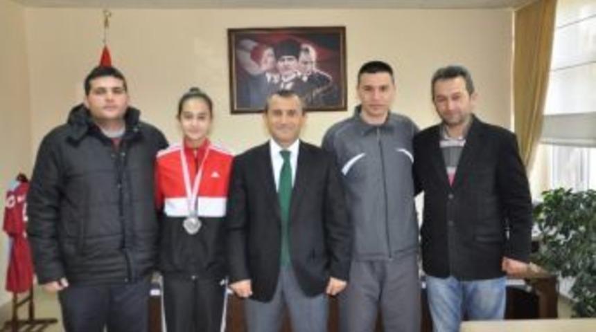 Kaymakam Sonel&rsquo;den Şampiyon Taekwondocuya &Ouml;d&uuml;l