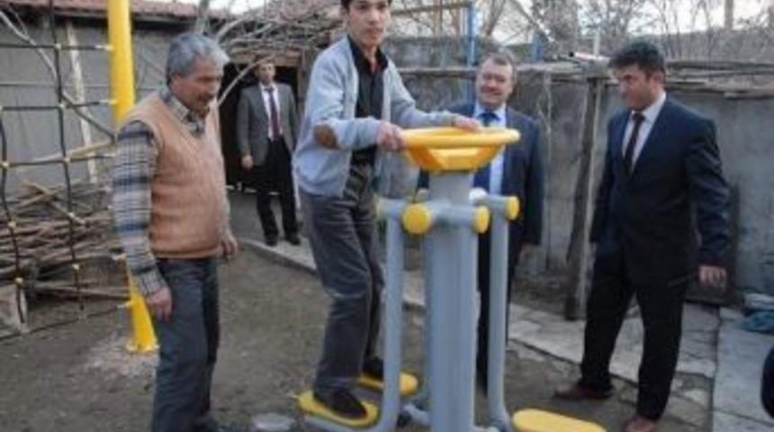 Yal&ccedil;ın&rsquo;ı Y&uuml;r&uuml;tmek İ&ccedil;in Evin Bah&ccedil;esini Spor Salonuna &Ccedil;evirdiler