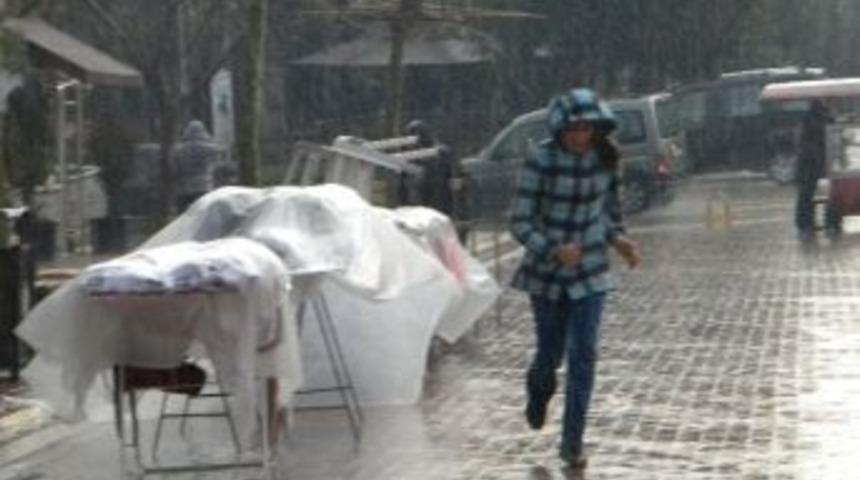 Tekirdağ&rsquo;da Yağmur &Ccedil;ift&ccedil;inin Y&uuml;z&uuml;n&uuml; G&uuml;ld&uuml;rd&uuml;