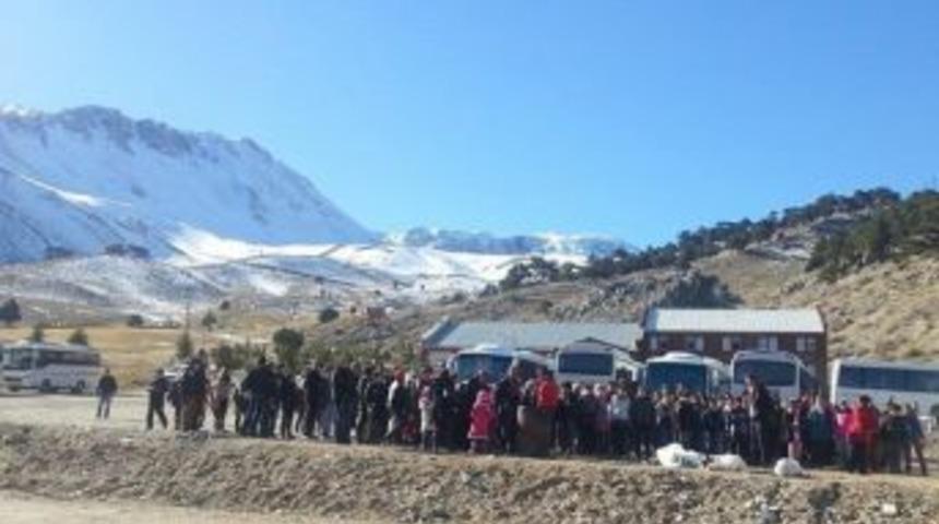 &Ouml;ğrenciler Davraz Kayak Merkezi'nde Stres Attı