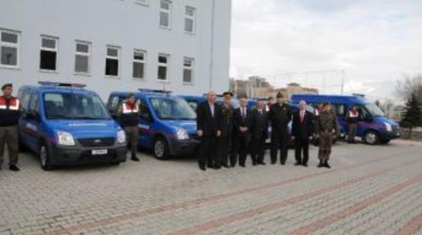 &Ccedil;orlu Belediyesi İl&ccedil;e Jandarma Komutanlığı&rsquo;na 3 Ara&ccedil; Hibe Etti