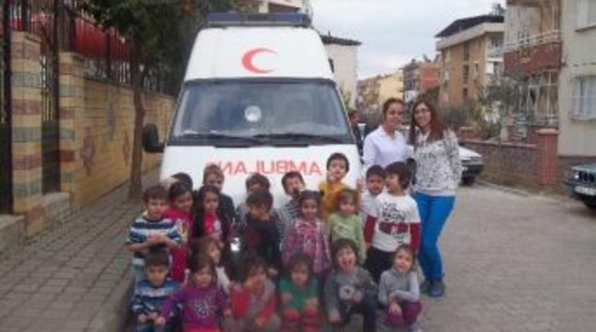 Miniklere Ambulans Ve Hasta Nakil Aracı Tanıtıldı