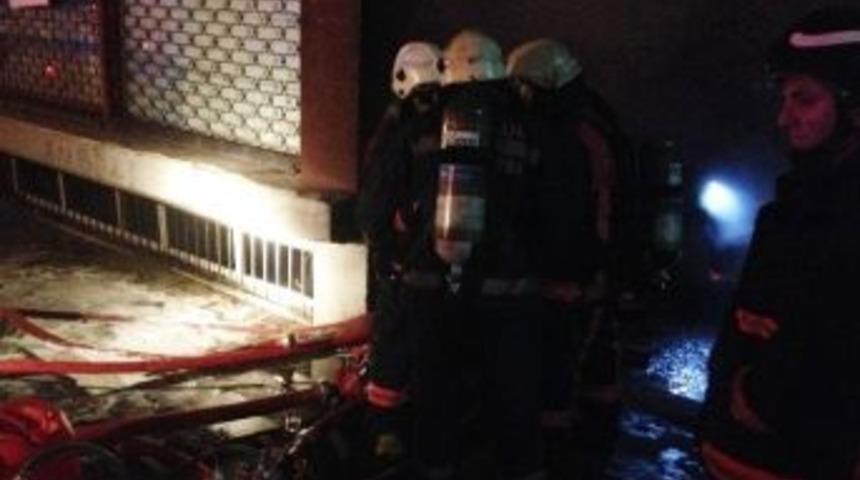 Bağcılar&rsquo;da Baza At&ouml;lyesinde Yangın: 2 Yaralı