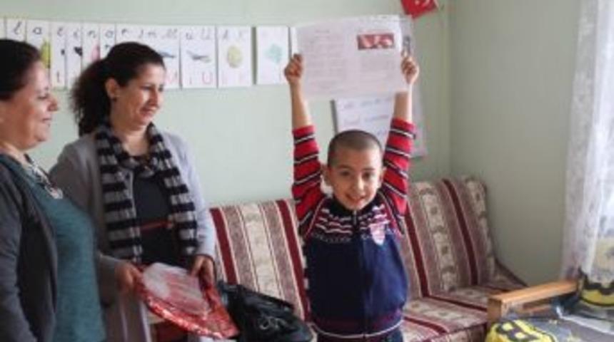 Akhisar&rsquo;da Evde Eğitimin Alan &Ouml;ğrenciler İlk Karnesini Aldı