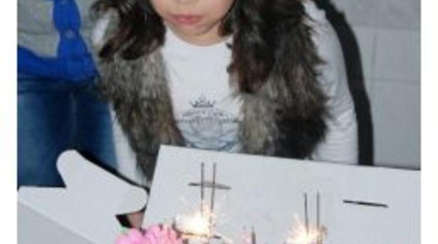 Doğum G&uuml;n&uuml;n&uuml; Sınıfta Kutladı