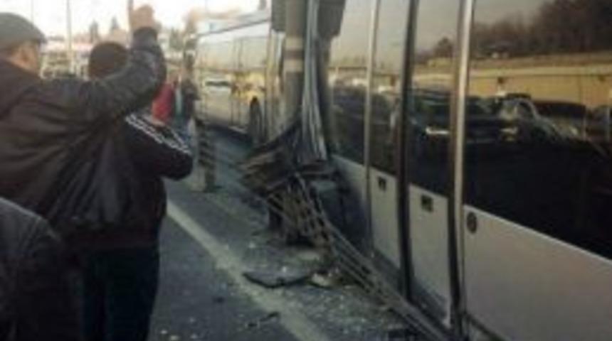 Lastiği Patlayan Metrob&uuml;s Kaza Yaptı