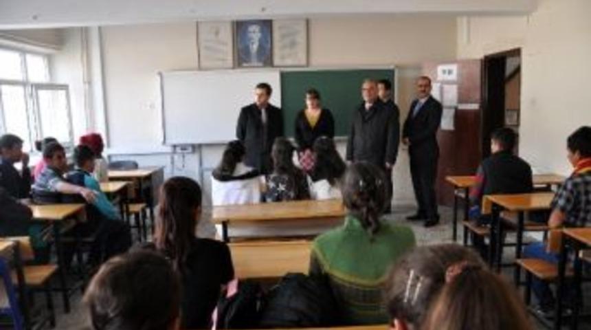 Kaymakam Fırat, İlçe Merkezindeki Okulları Ziyaret Etti