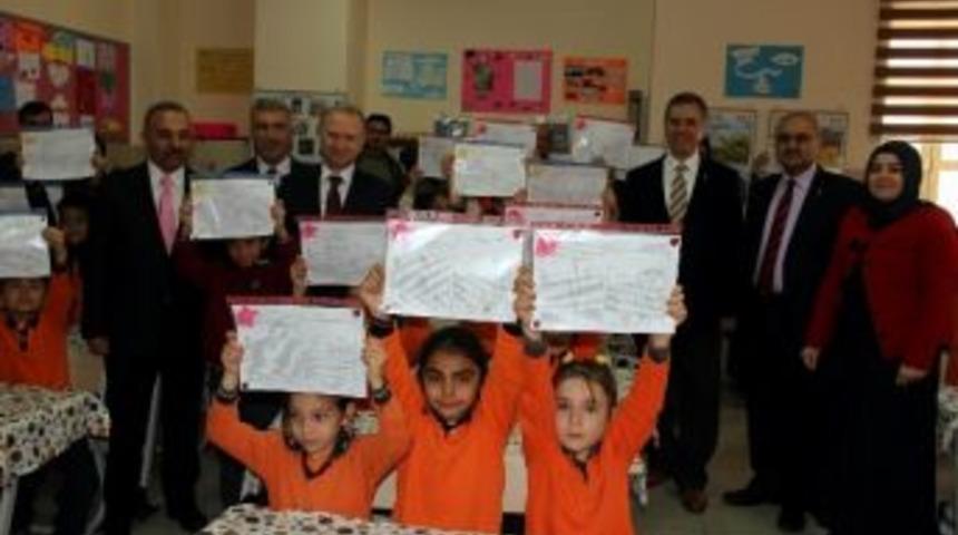 Vali Ceylan, Öğrencilerin Karne Heyecanına Ortak Oldu