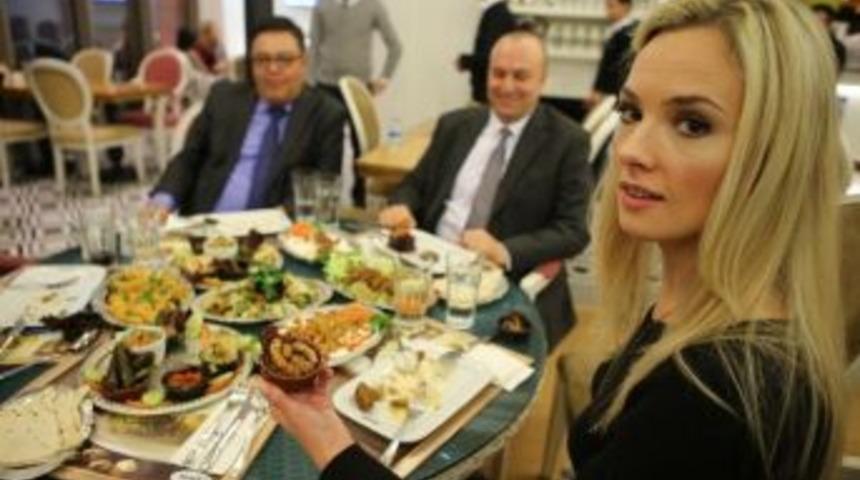 &Ouml;nce Yemek, Sonra Defile