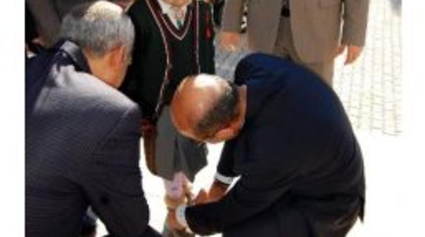 Vali Minik &Ouml;ğrencinin Ayakkabılarını Bağladı
