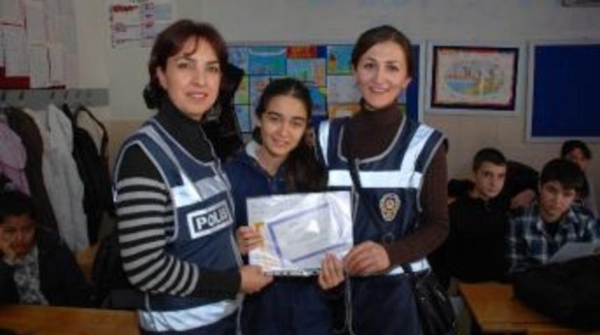 Antalya’da Polis Karne Dağıttı