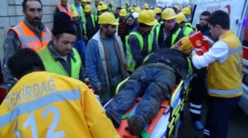 Yolda Y&uuml;r&uuml;yen İş&ccedil;ilere Otomobil &Ccedil;arptı:1 &Ouml;l&uuml;, 2'si Ağır 3 Yaralı