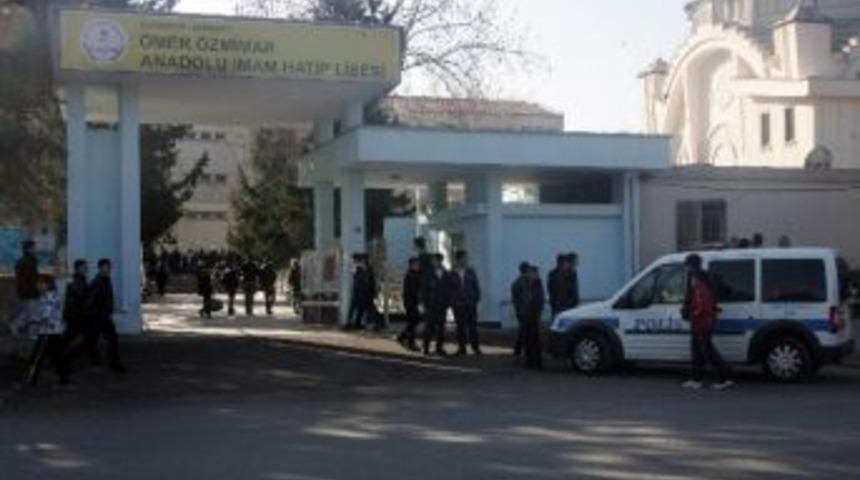 Lisede Karne G&uuml;n&uuml; Bı&ccedil;aklı Kavga: 2 Yaralı