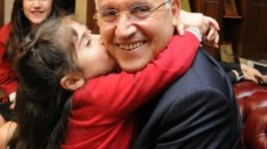 Miniklerden Yaşar&rsquo;a &Ouml;p&uuml;c&uuml;k Yağmuru