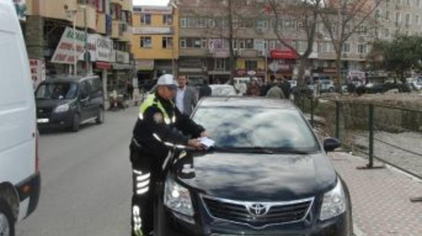 Emniyet Hatalı Park Yapan S&uuml;r&uuml;c&uuml;lere G&ouml;z A&ccedil;tırmıyor