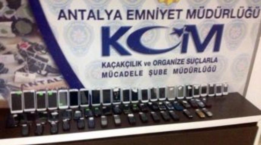 Antalya&rsquo;da G&uuml;mr&uuml;k Ka&ccedil;ağı 171 Cep Telefonu Ele Ge&ccedil;irildi