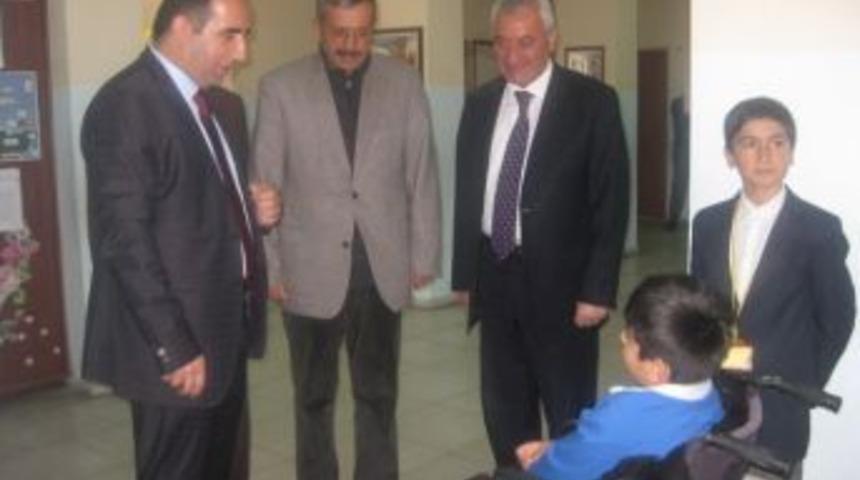 Hayırsever İşadamı'ndan Engelli &Ouml;ğrenciye Destek