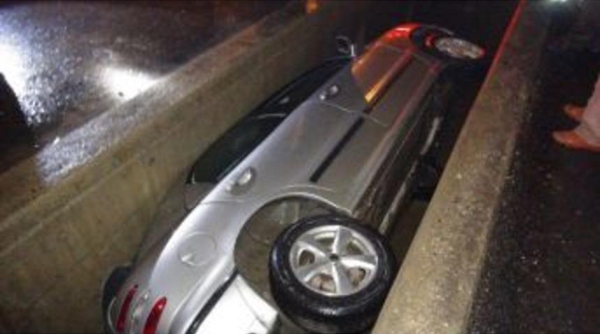 Otomobil Su Kanalına D&uuml;şt&uuml;: 2 Yaralı