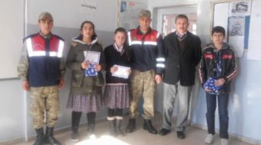 Jandarma, &Ouml;ğrencilere Karnelerini Dağıttı