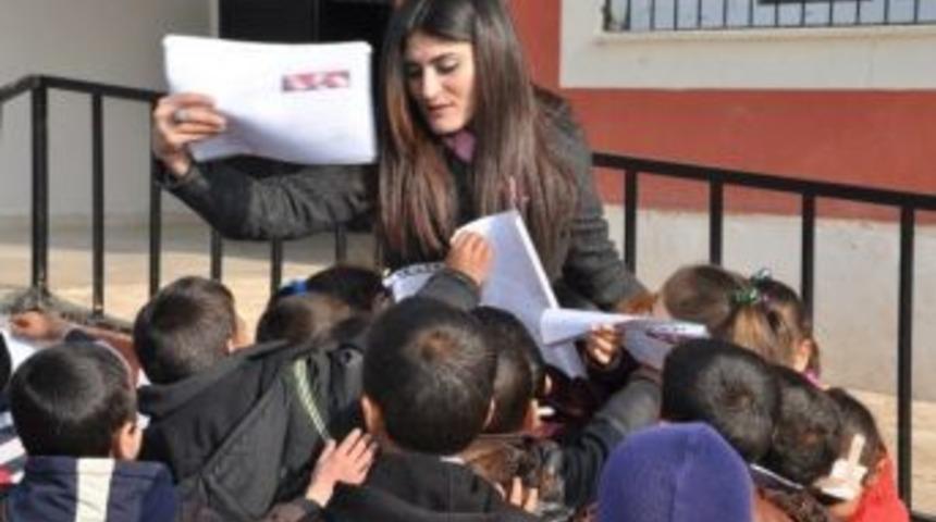 Kaymakam Demirci &Ouml;ğrencilere Karne Dağıttı