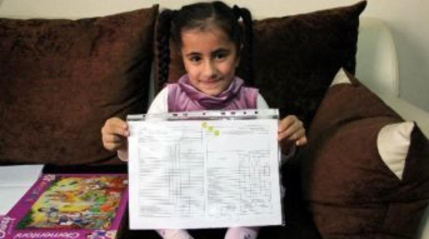 Cam Kemik Hastası &Ouml;ğrenci Karnesini Evinde Aldı