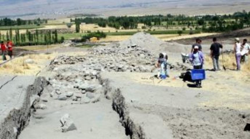 H&ouml;y&uuml;klerden Tarih Fışkırıyor