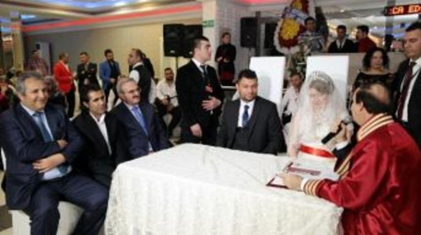 Romanlar Derneği Başkanı &Ouml;z&ccedil;imen D&uuml;nya Evine Girdi