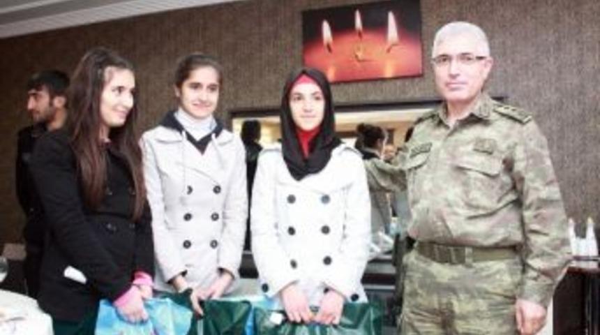 Alay Komutanı &Ouml;ğrencilere Hediye Dağıttı