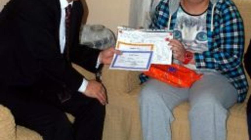 Vali Hasta &Ouml;ğrencilerin Karnesini Evlerine G&ouml;t&uuml;rd&uuml;