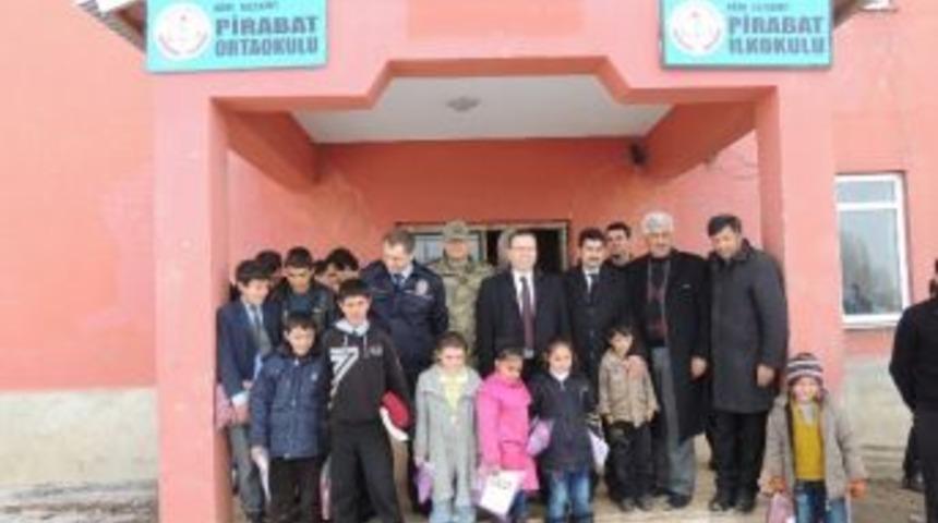 Eleşkirt Kaymakamı Pirabat K&ouml;y&uuml;nde Karne Dağıttı