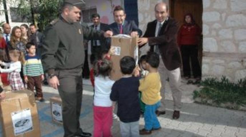 Boyları Kadar Kolileri Van&rsquo;a G&ouml;nderdiler