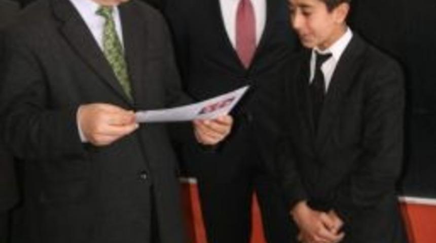 Gevaş Kaymakamı Akmeşe Karne Dağıttı