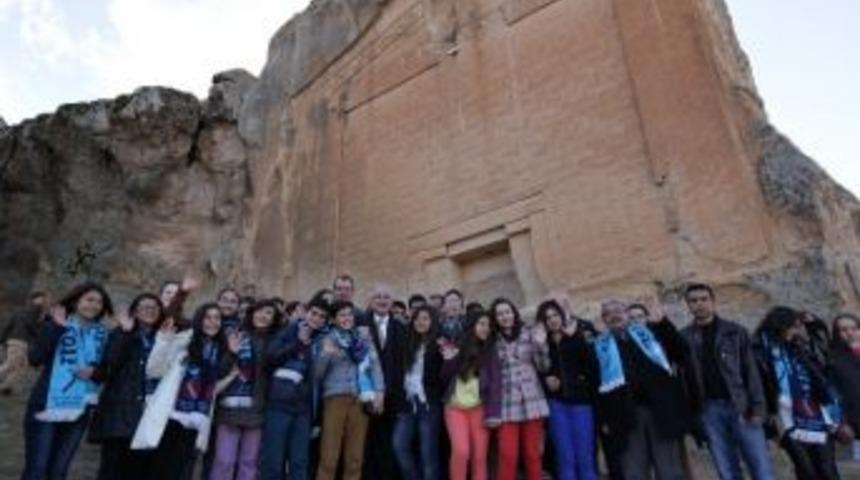 Vali Tuna &Ouml;ğrencilerle K&uuml;lt&uuml;r Gezisinde