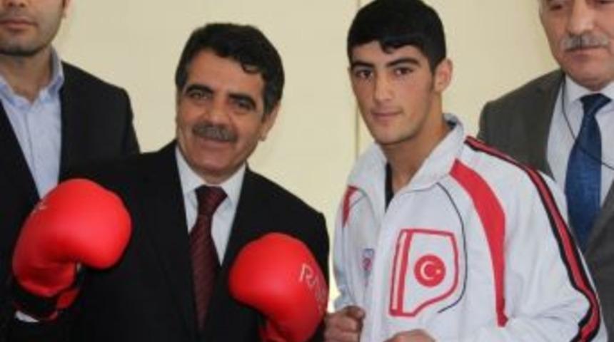 T&uuml;rkiye Şampiyonu Boks&ouml;rler Altınla &Ouml;d&uuml;llendirildi