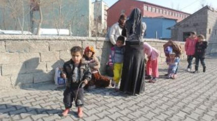 Suriyeli Aileler Kalacak Yer Arıyor