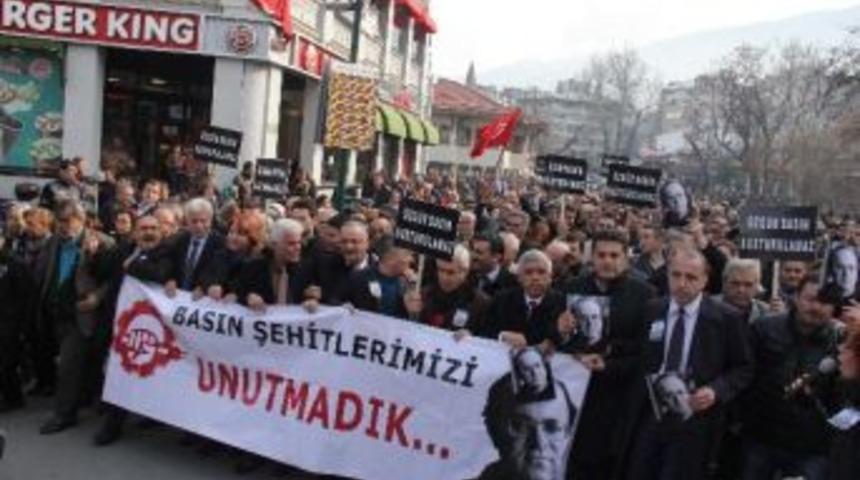 Bursa'da Uğur Mumcu Y&uuml;r&uuml;y&uuml;şle Anıldı