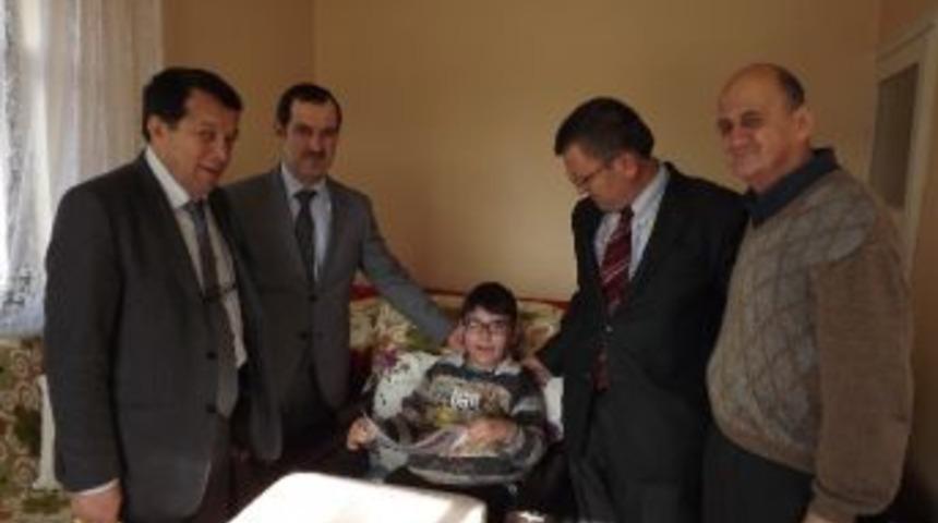 Engelli &Ouml;ğrenciye Karnesi Evinde Teslim Edildi