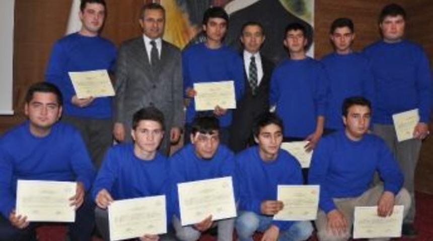 Arkeoloji Kursunu Bitiren Gen&ccedil;lere Sertifikaları Verildi