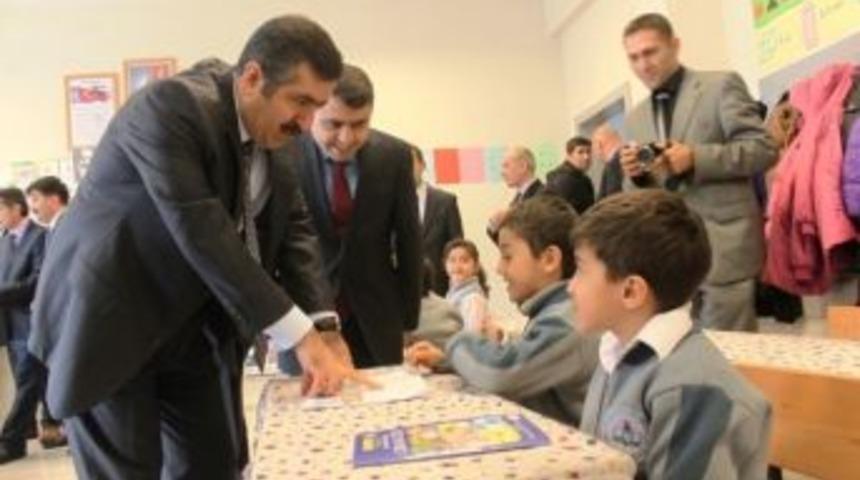 Van&rsquo;da &Ouml;ğrenciler İlk Kez Karne Alan &Ouml;ğrenciler B&uuml;y&uuml;k Heyecan Yaşadılar