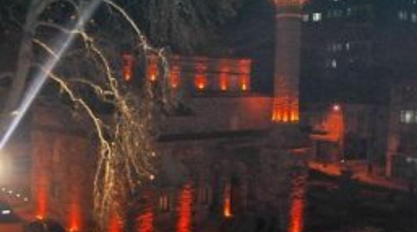 Tarihi Camide G&ouml;rsel Ş&ouml;len