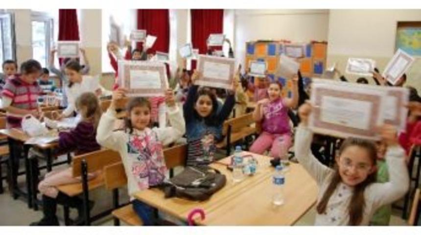 Simav&rsquo;da 10 Bin 800 &Ouml;ğrenci Karne Aldı