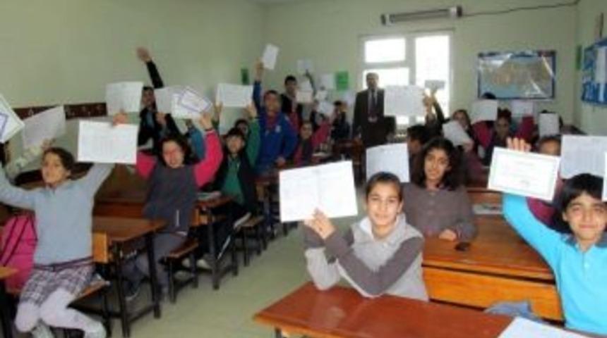 Edremit’te Öğrenciler Karne Heyecanı Yaşadı